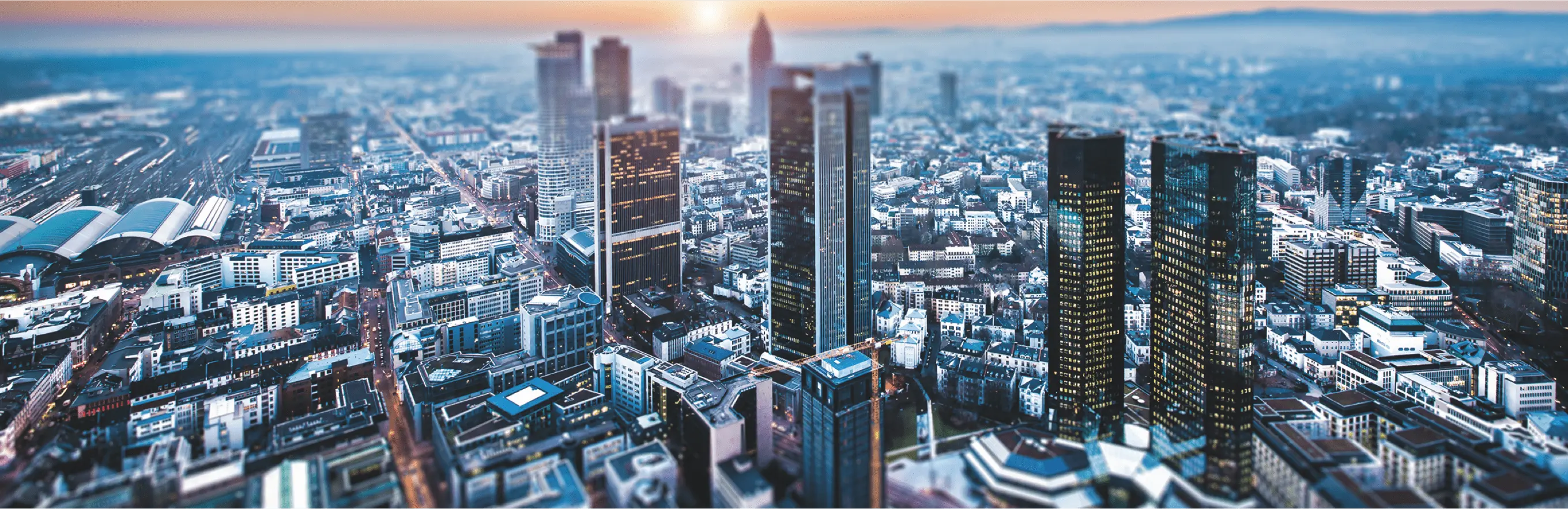 Vue aérienne d'une grande ville avec de nombreux bâtiments, y compris des magasins, des restaurants et des services locaux.